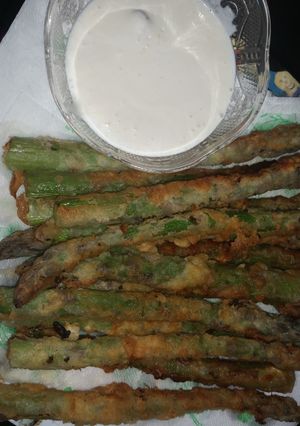 A picture of Asparagus spears with garlic aioli.