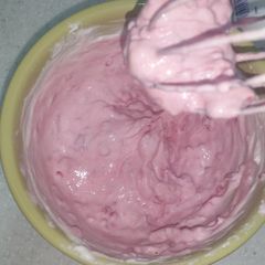 A picture of Healthy raspberry yogurt snack.