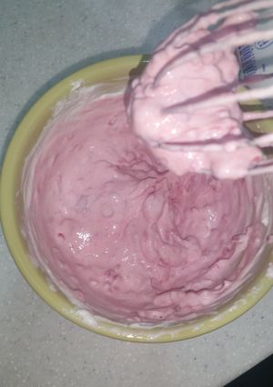 A picture of Healthy raspberry yogurt snack.