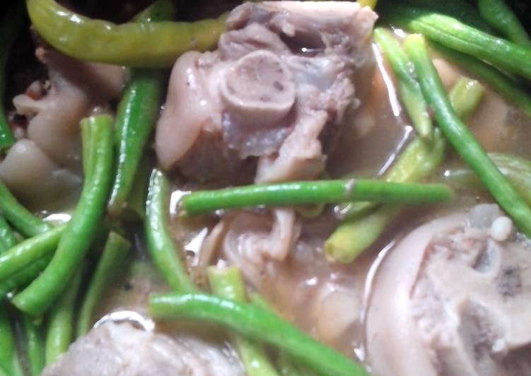 Steps to Make Quick Affordable Pork Tamarind-based Stew (Sinigang na Paa ng Baboy)
