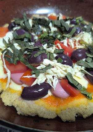 Una foto de Pizza 🍕casera con masa de harina de avena en sartén 🍳