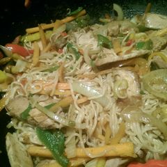 A picture of Mandys pork noodle stir fry.