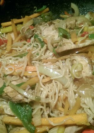 A picture of Mandys pork noodle stir fry.