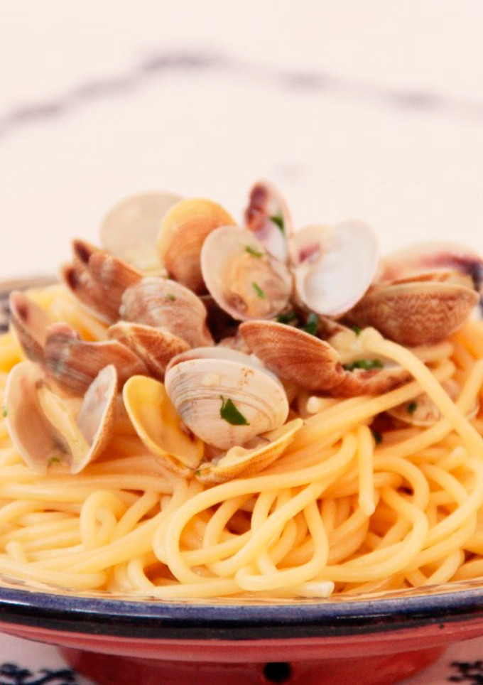 Una foto de Spaghetti alle vongole o espaguetis con almejas
