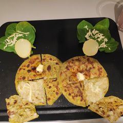 A picture of Palak Aloo Paratha 😋.