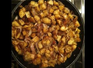 Une photo de Pommes de terre sautées aux oignons et herbes de Provence