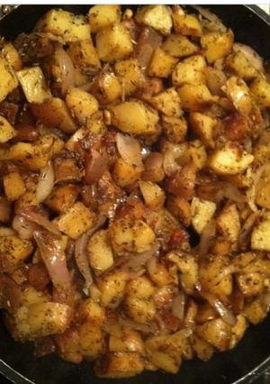 Une photo de Pommes de terre sautées aux oignons et herbes de Provence