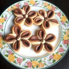 A picture of Beautiful flower cookies.
