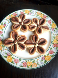 A picture of Beautiful flower cookies.