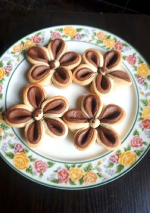 A picture of Beautiful flower cookies.