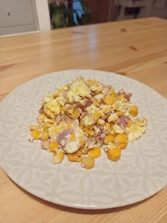 Una foto de Huevos con jamón y maíz dulce