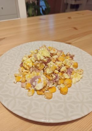 Una foto de Huevos con jamón y maíz dulce