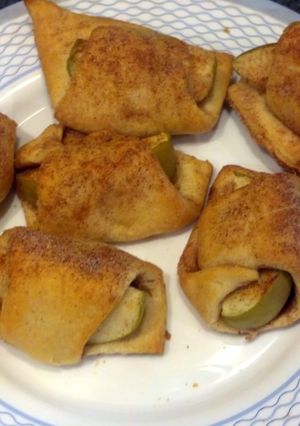 A picture of apple pie bites.
