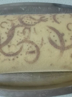 Una foto de Arrollado de frutillas, crema y dulce de leche