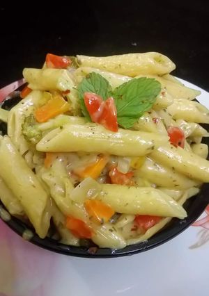 A picture of White sauce pasta.