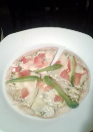 A picture of easy low cal pizza.