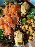 Ensalada con salmón ahumado, garbanzos, hummus y pipas con vinagreta de miel y mostaza