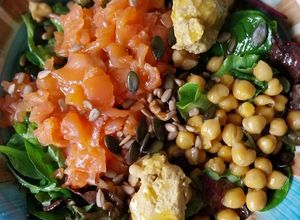 Foto principal de Ensalada con salmón ahumado, garbanzos, hummus y pipas con vinagreta de miel y mostaza