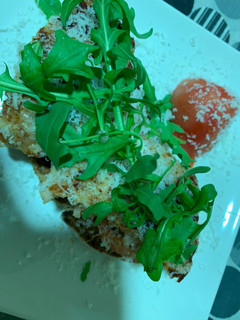 Una foto de Tosta de pollo, tomate y rúcula!!