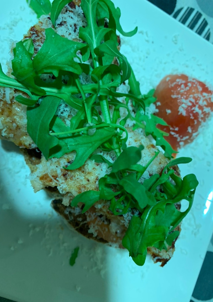 Una foto de Tosta de pollo, tomate y rúcula!!