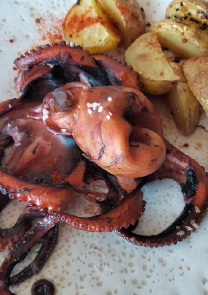 Una foto de Pulpitos al horno con patatas