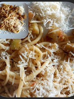 Una foto de Spaghetti No5, con salsa de berenjena