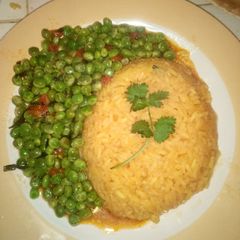 A picture of Turmeric rice and peas.