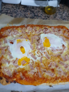 Una foto de Pizza pavo y huevo