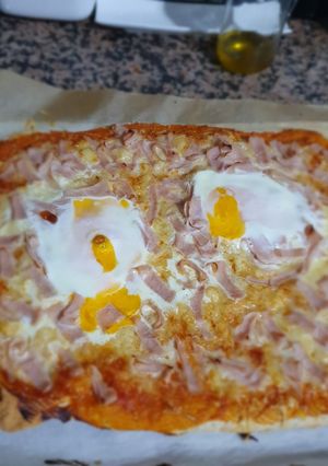 Una foto de Pizza pavo y huevo