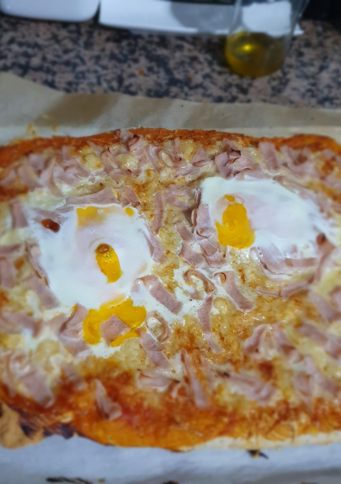 Una foto de Pizza pavo y huevo