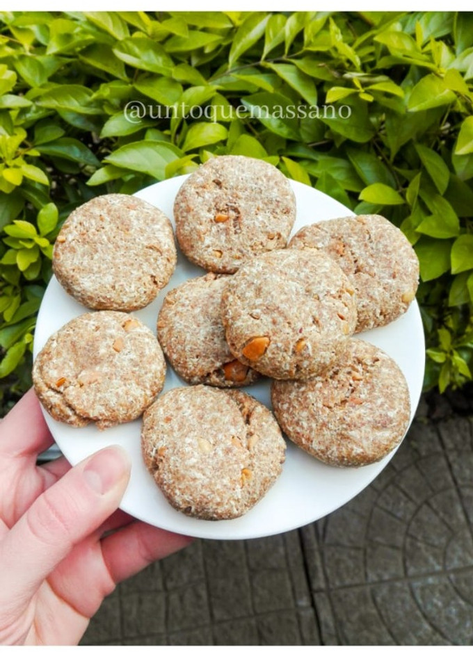 Una foto de Galletitas integrales de coco y maní (@UNTOQUEMASSANO)