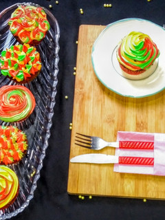 A picture of 3 colour Cupcakes.