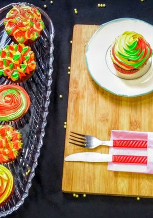 A picture of 3 colour Cupcakes.
