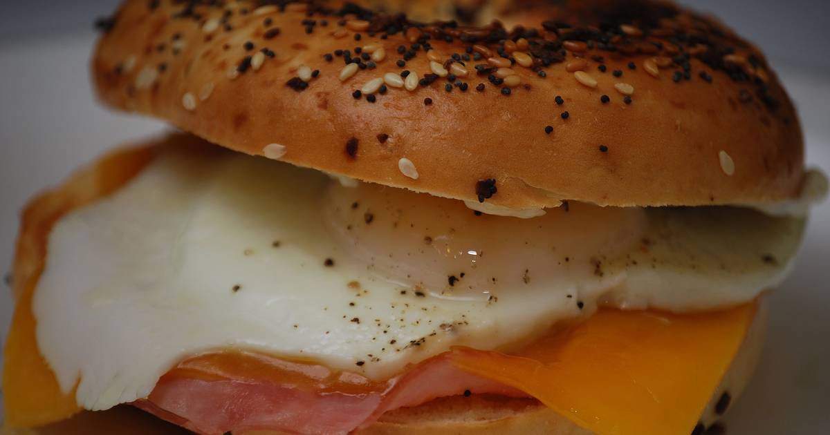 Ham, Egg, & Cheese Bagel Sandwich Recipe by hands.matt - Cookpad