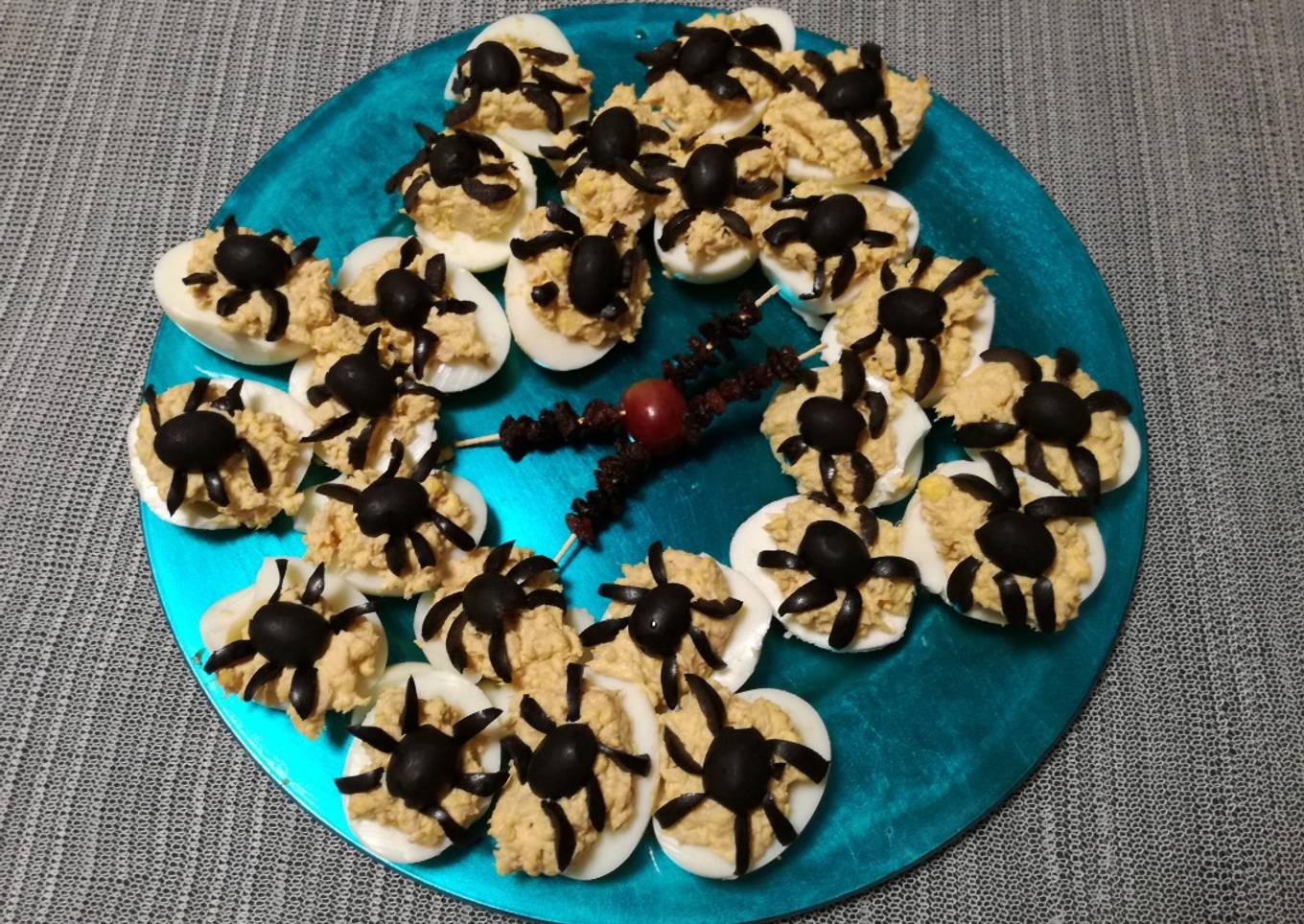 Huevos rellenos de araña para Halloween