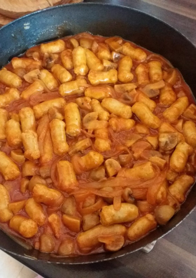 Una foto de Salchichas en salsa😋