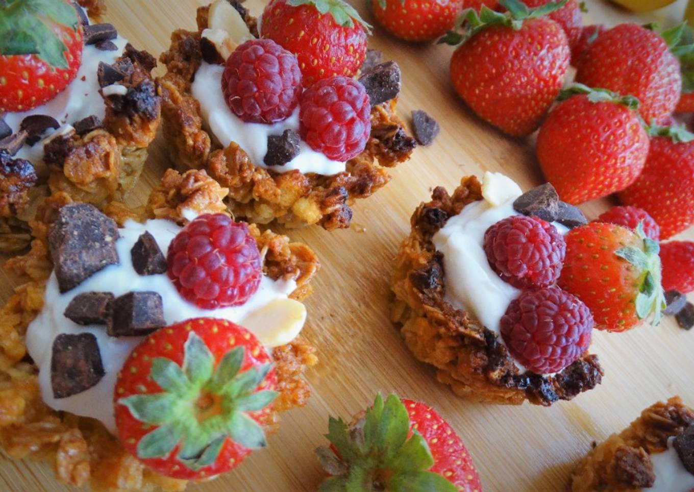 Cestitas de granola con queso y frutos rojos