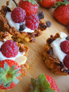 Una foto de Cestitas de granola con queso y frutos rojos