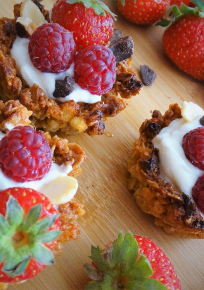 Una foto de Cestitas de granola con queso y frutos rojos