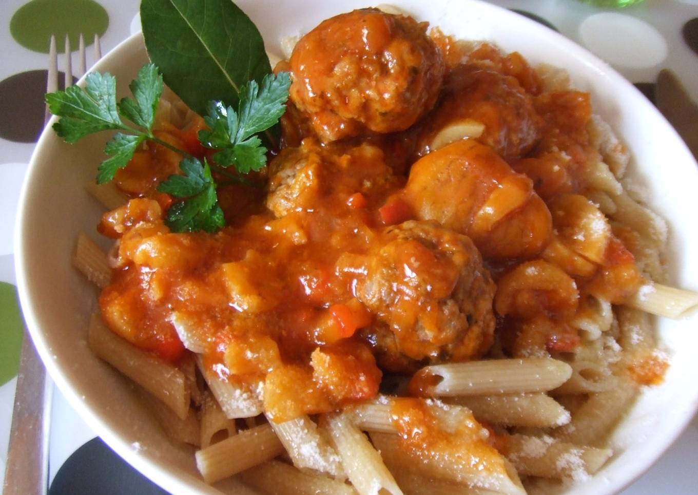 Albóndigas con pasta y salsa de castañas