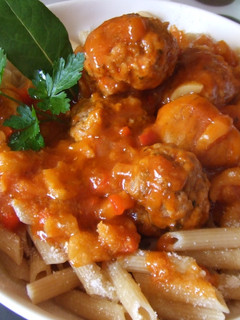 Una foto de Albóndigas con pasta y salsa de castañas