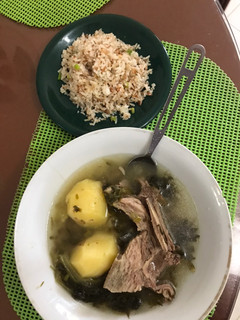 Una foto de Arroz frito con caldo de costilla de res