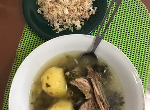 Una foto de Arroz frito con caldo de costilla de res