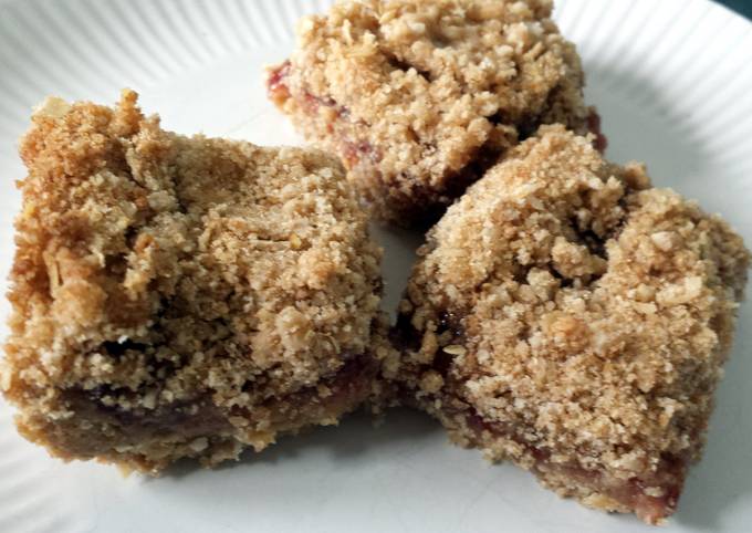 How to Prepare Speedy Strawberry Crumble Bars