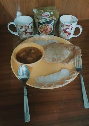 A picture of Aloo puri.