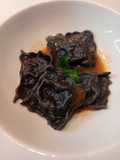Ravioli al nero con astice, mousse di bufala e finocchietto