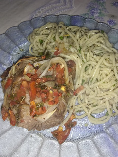 Una foto de Tapa de asado al horno con fideos al pesto