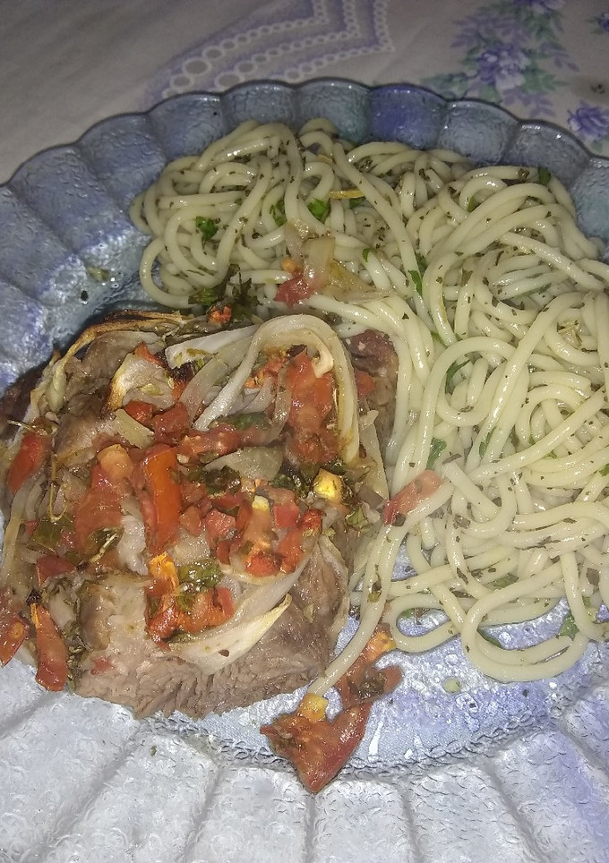 Una foto de Tapa de asado al horno con fideos al pesto
