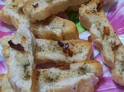 Una foto de pan de orégano