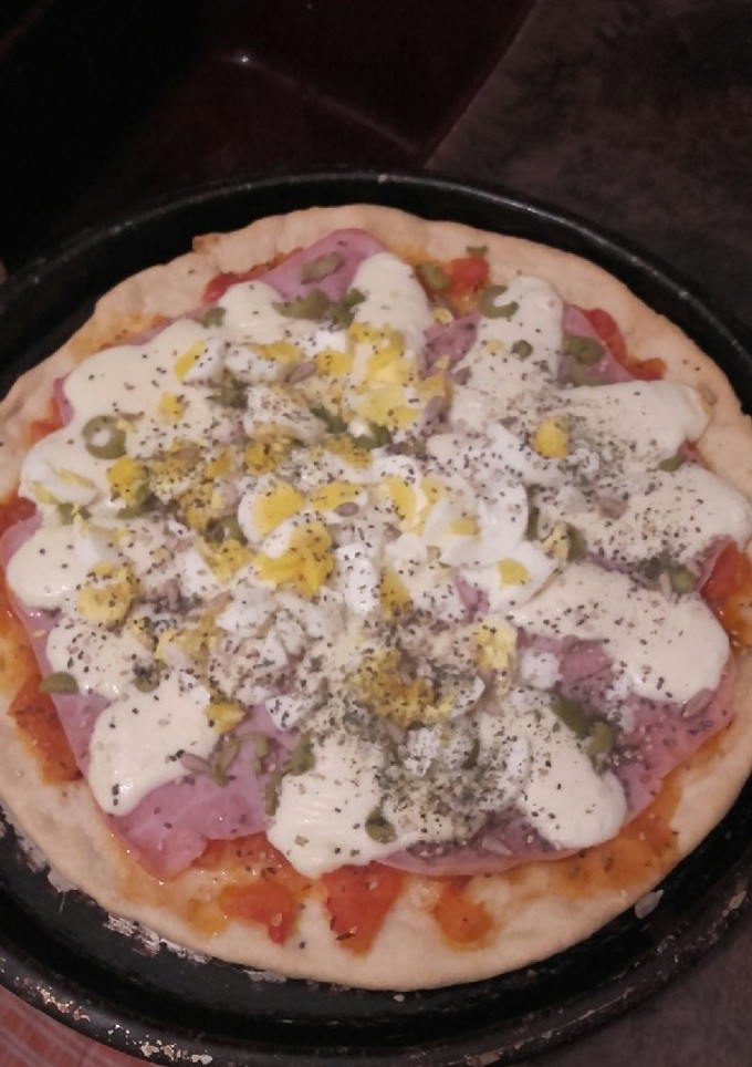Una foto de Pizza casera con salsa de tomate y jamón!!😜
